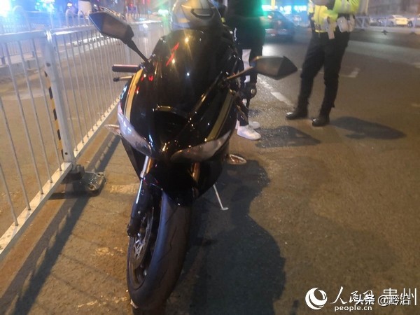 贵阳交警查摩托车事件,贵阳花果园摩托车炸街