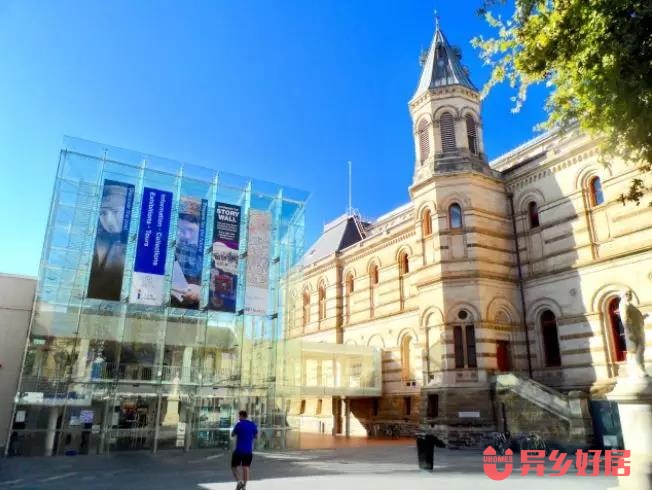 徜徉书籍海洋享受读书乐趣,徜徉在书海里面