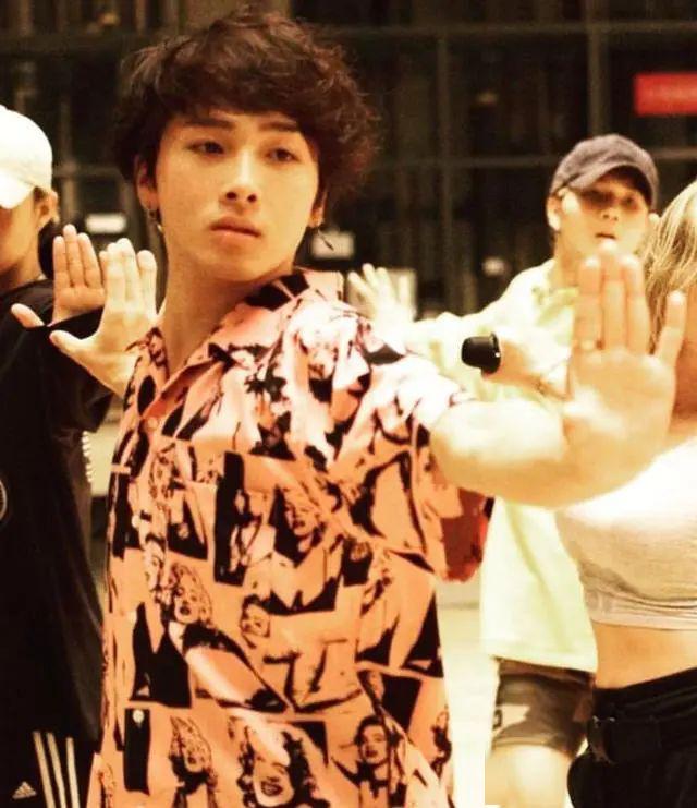 曾经的亚洲天后，“潮流”的同义词，去年未婚生子发布唱跳短视频