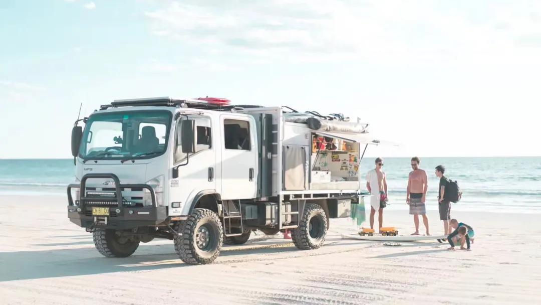 最适合改装的越野房车,三个90后开民宿