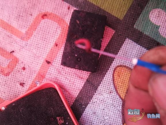 冰钓鲫鱼红虫挂大点好还是小点好,冬季钓鱼必杀饵红虫的选择与保鲜