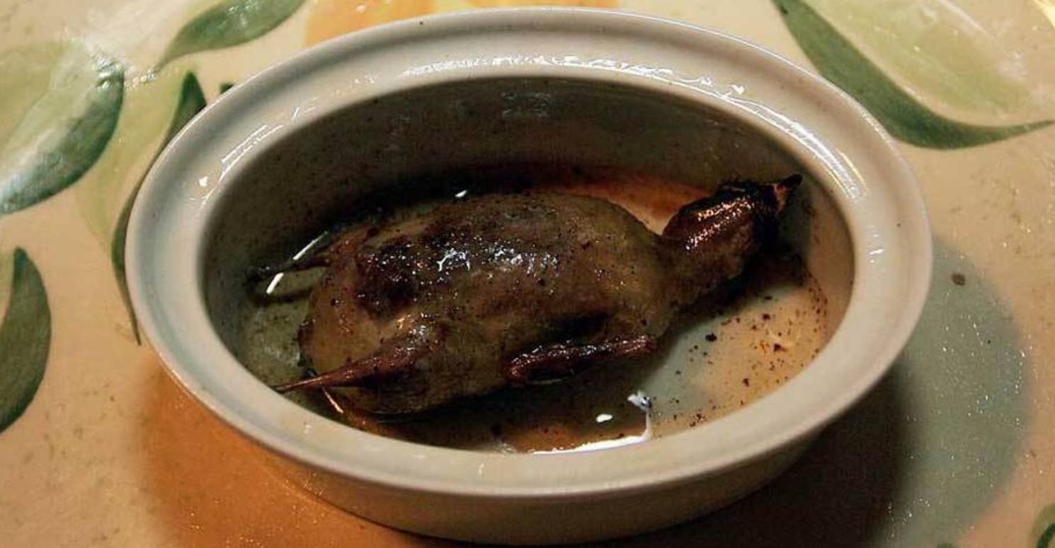 强迫进食，“填鸭式”育肥，用酒溺死后再烤，法国大餐的残忍吃法