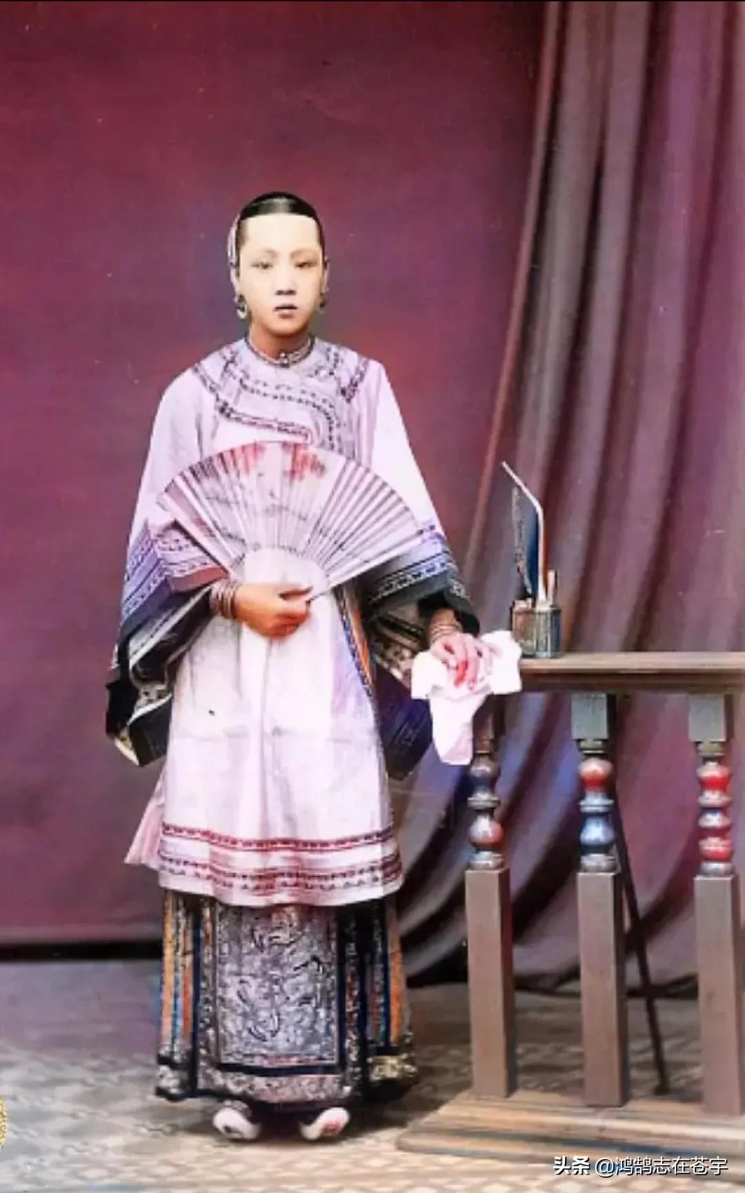 清末老照片太监面黄肌瘦,清末老照片官员奴相十足