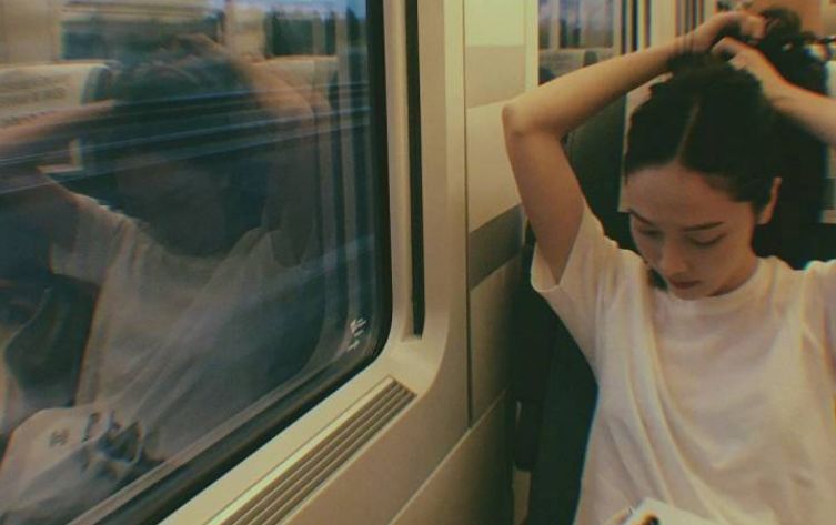 如果女孩子说不快乐要怎么做,不快乐的女生该怎么做