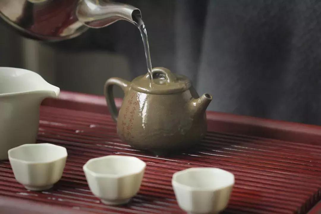 干泡茶盘和湿泡茶盘有什么分别,泡茶干泡与湿泡
