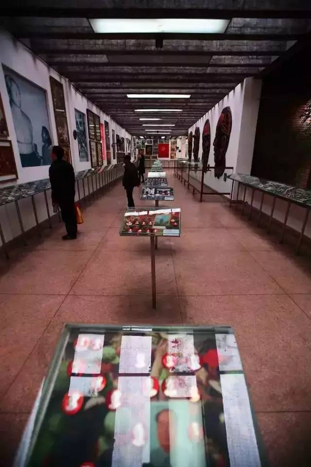 嫌工资低辞职光脚坐在火车站,成都市副市长辞职