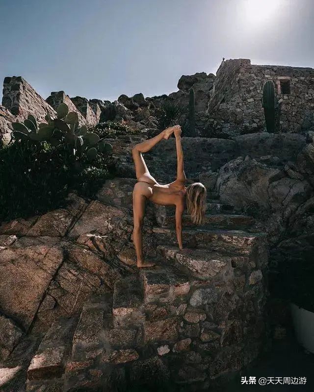 她在世界各地拍下裸照,吸引了8000万的粉丝,却没有一张是色情的