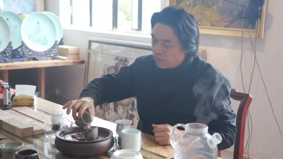 张卫华：“8匹马”的老板，在上海摆摊卖瓷器起家