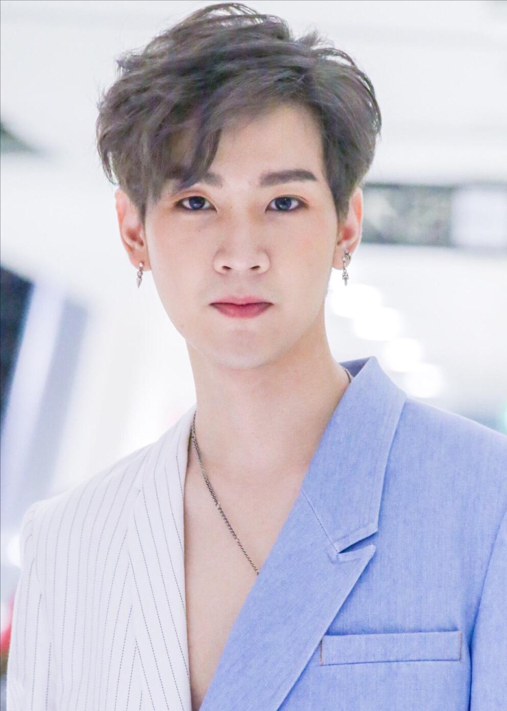 他泰韩系少年:关大爷洪34典型代表包包酷爱韩风穿搭