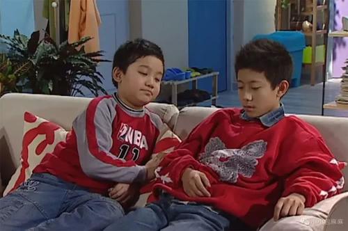 妹妹偷溜进哥哥房间“蹭床”，结局让网友笑翻：嚣张进去卑微出来