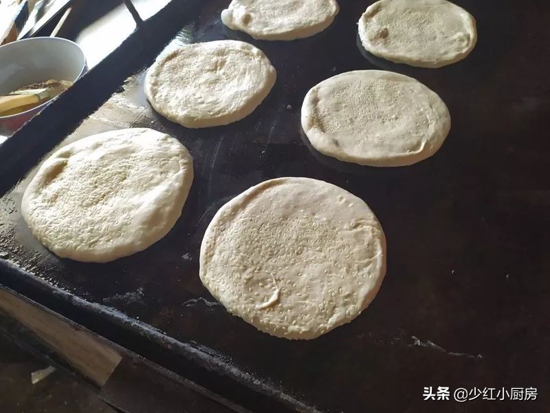 打烧饼的配方烤饼,做烧饼手法和配方
