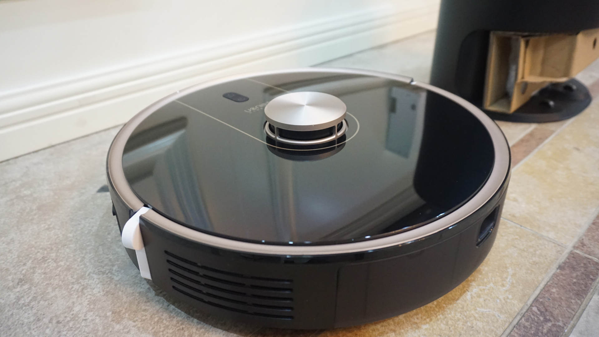 如何操作智能自动吸尘扫地机 (最简单的集尘扫地机器人)