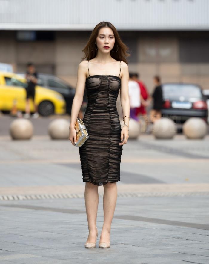 花高价买的裙子，第一次洗就“缩水”，赘肉都快勒没了