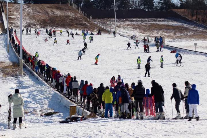 怪坡滑雪场最新视频,怪坡滑雪场今天人多不
