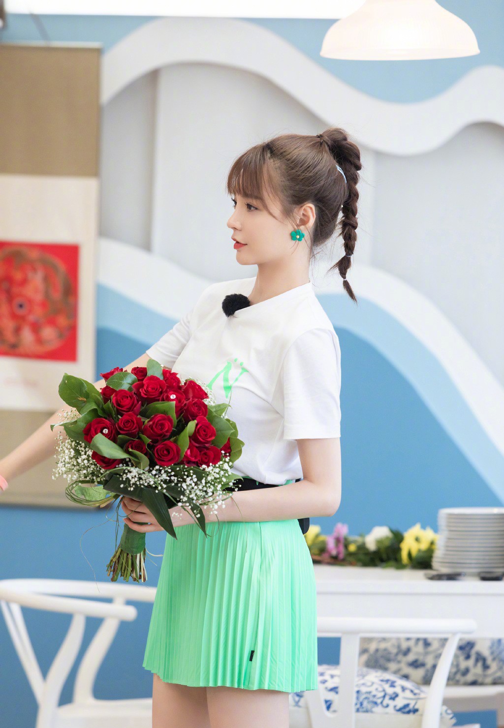 沈梦辰穿短款上衣秀小蛮腰,沈梦辰穿粉色外套配破洞牛仔裤