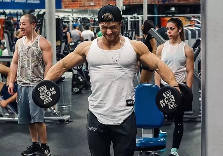 哑铃侧平举怎么避免斜方肌借力,侧平举圆肩如何避免斜方肌借力