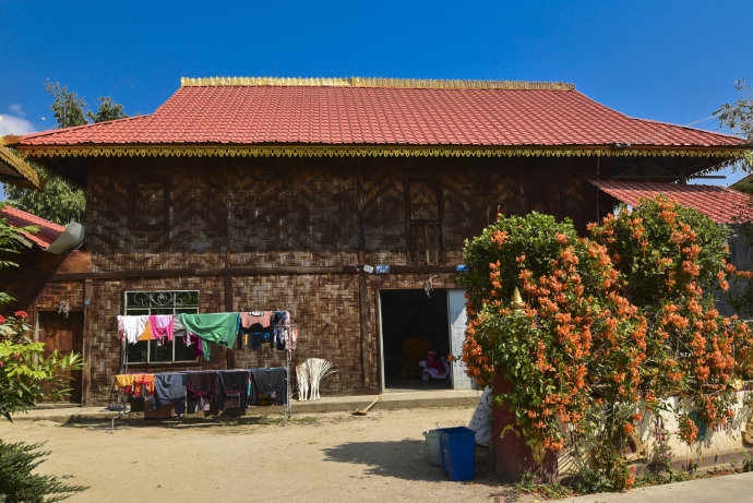 瑞丽中缅村一寨两国,云南德宏瑞丽一寨两国翡翠