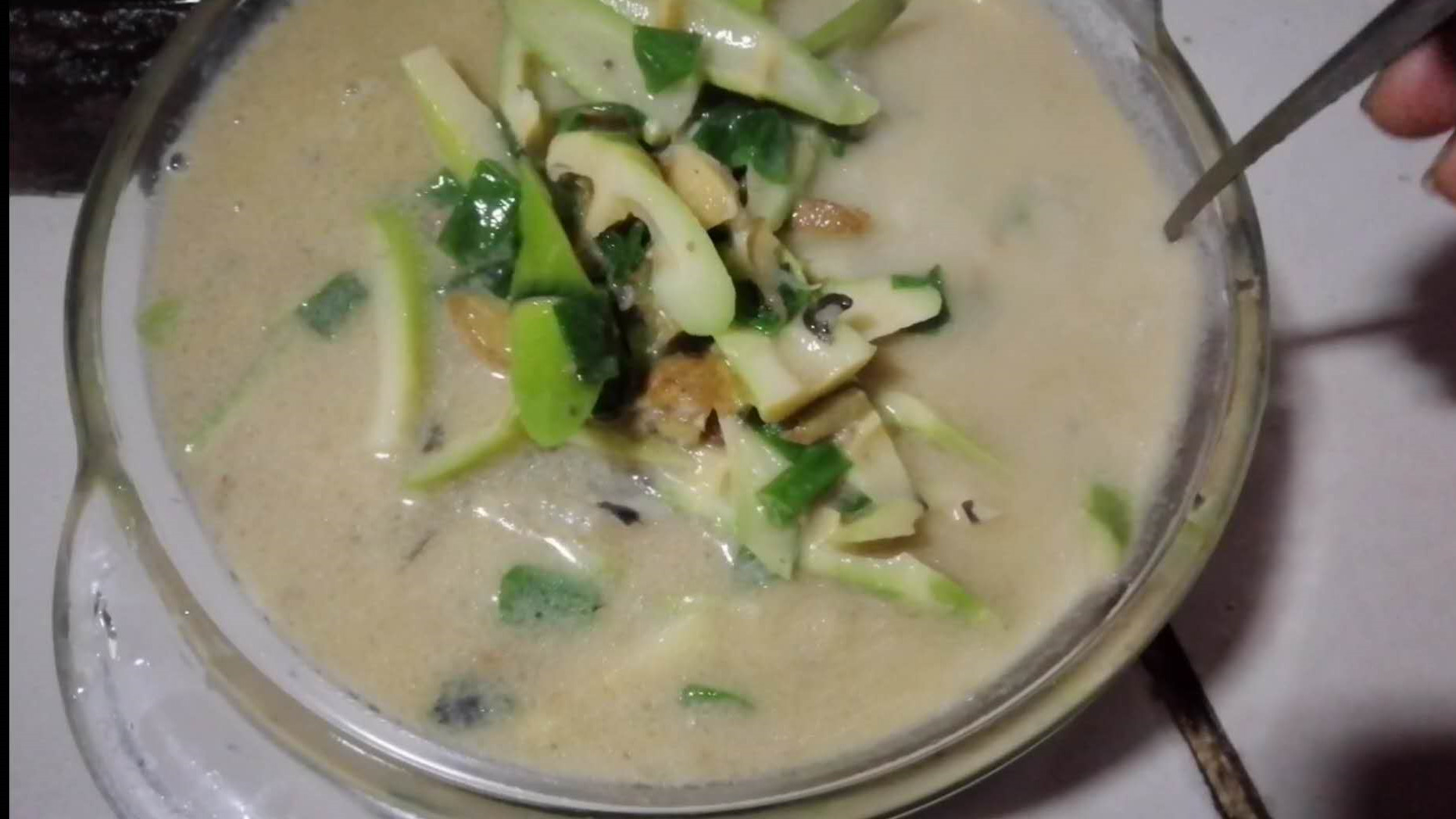 农村老爸用蚯蚓钓了一堆黄颡鱼，看他如何快速去除昂刺鱼土腥味？