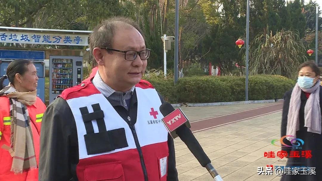 环卫工人送什么围巾,志愿者亲手织围巾送环卫工人