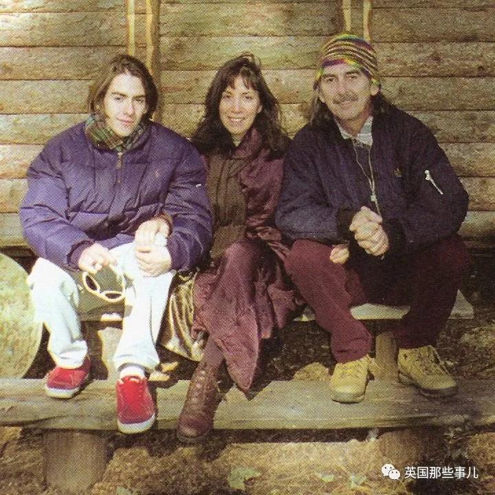 蕾哈娜时隔7年重回舞台,美妆博主蕾哈娜副业