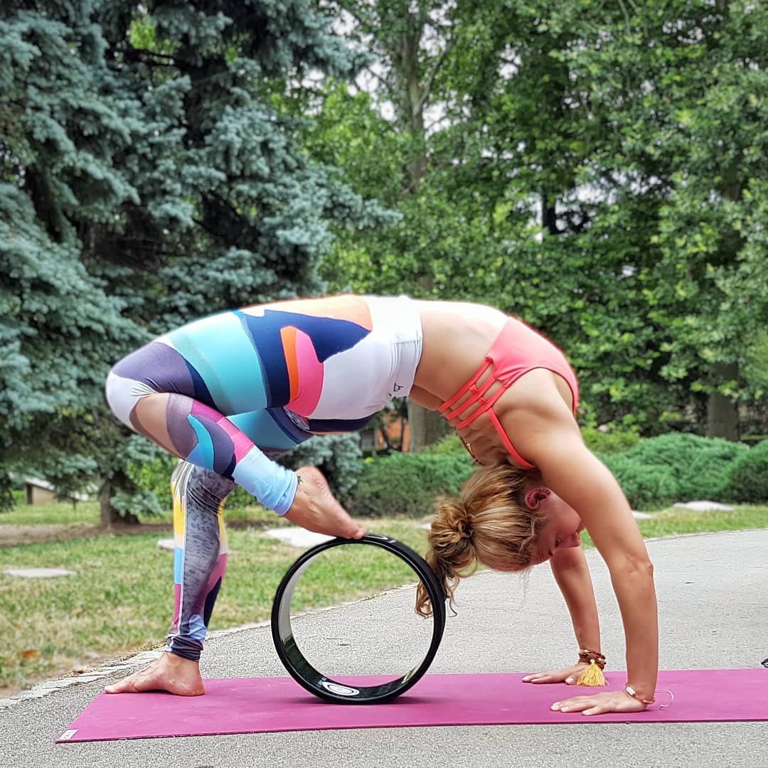 零基础怎么用瑜伽轮,瑜伽轮锻炼方法图解