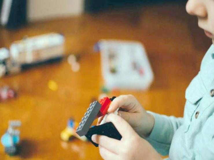 孩子喜欢抚摸*处私**,是性早熟的标志吗?父母千万别误解