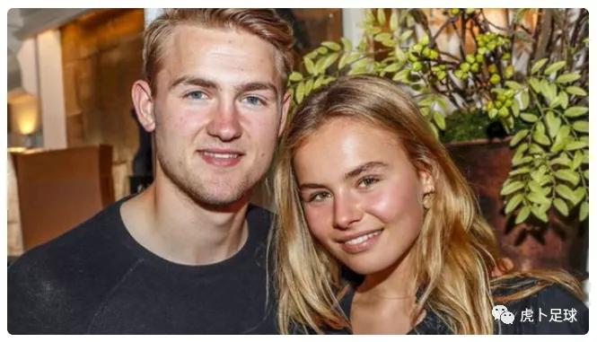 足球球员与球迷的暖情时刻,足球运动员与球迷的暖心时刻