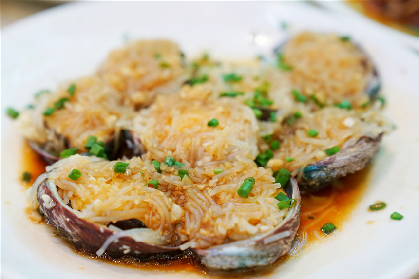 北海旅游，鲜榨果汁6块深海鲍鱼1.2元，东北大哥为何在此居住30年