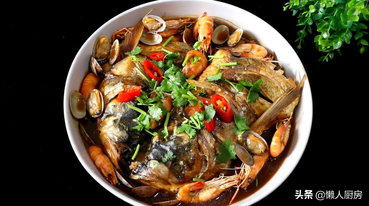 鱼头焖花蛤,这才是花蛤和虾最好的做法