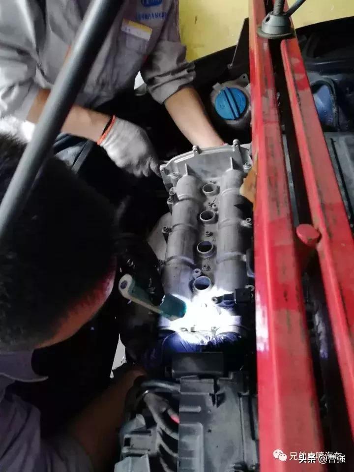 汽车发动机漏油要不要修理,大众POLO1.4L发动机进气支管漏油