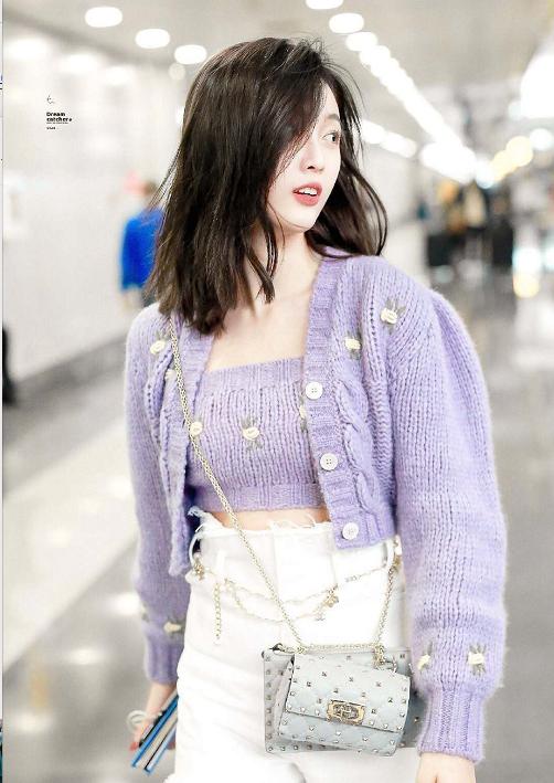 妈妈看了要流泪！吴宣仪录节目衣服“烂”到毛边，年轻人这么省？