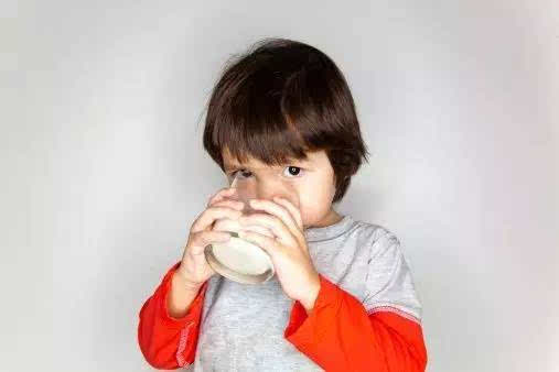 2岁的宝宝是喝牛奶好还是奶粉好,10-16岁孩子喝牛奶好还是喝奶粉好