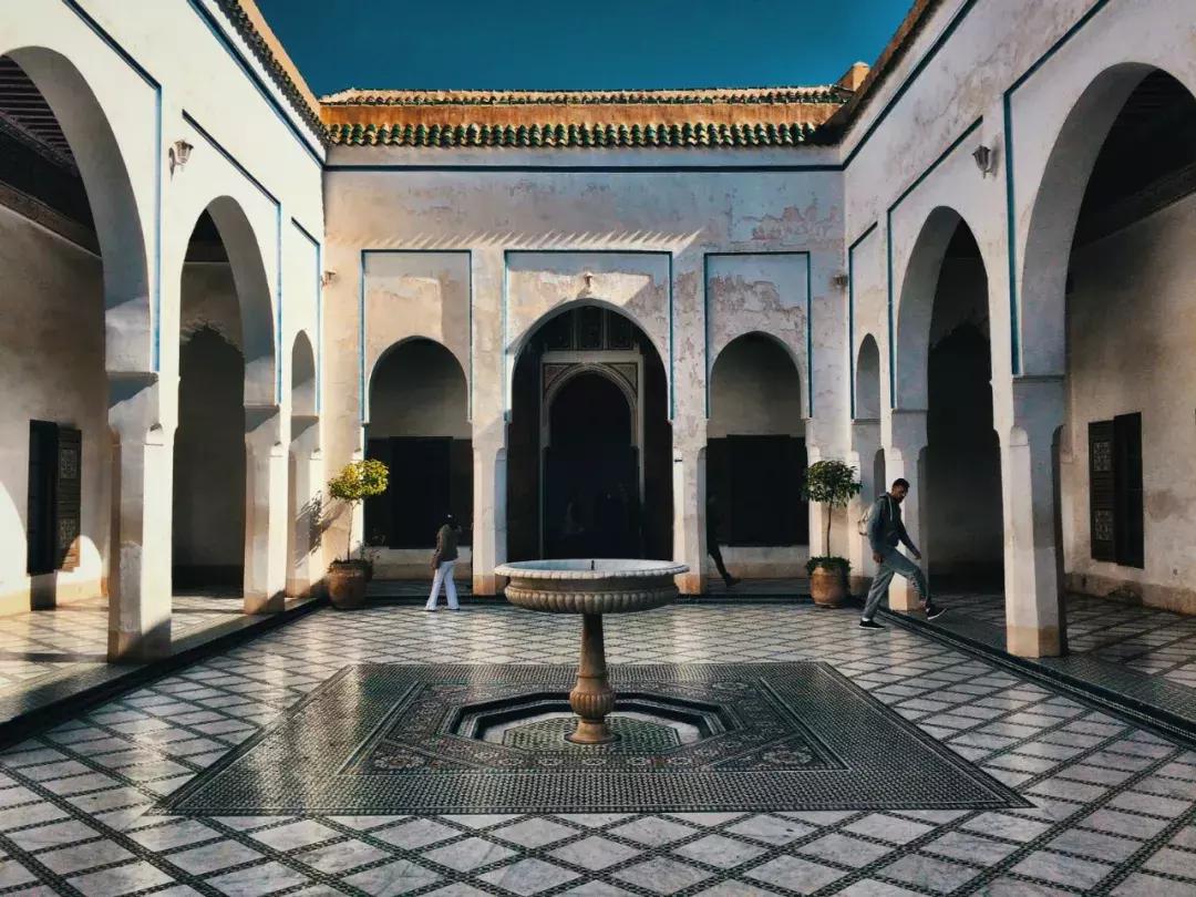 在摩洛哥皇宫，穿拖鞋看秀，是什么体验？