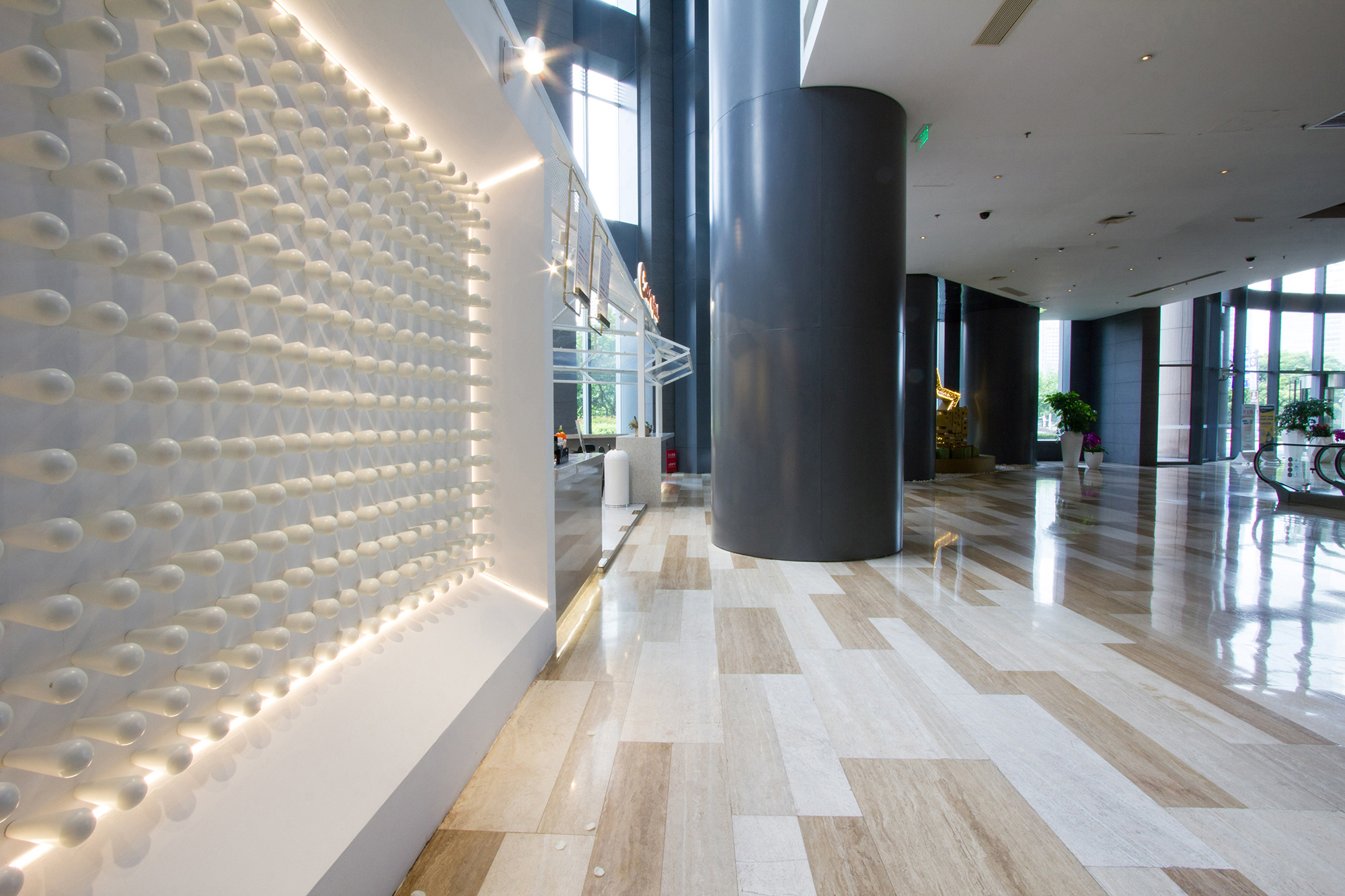 我们在办公大楼里建造了一座通透新鲜的果汁氧吧