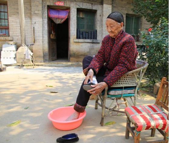 6岁为“美”被迫缠脚:三寸小脚走到百岁,看这位奶奶活成啥样子