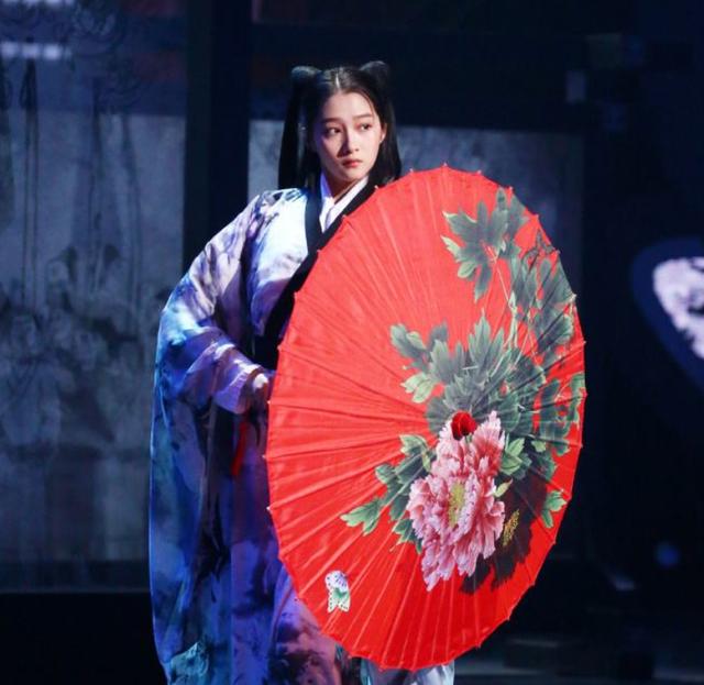 周冬雨28岁就有接班人?新谋女郎刘浩存资源顶配,背景不简单