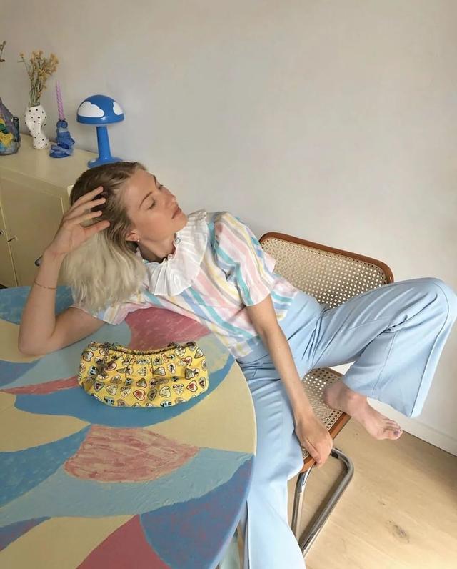 不知怎么搭配衣服?GO,跟着各国时尚博主们学穿搭!