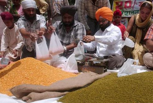 印度高温难耐当地人还包着头巾,印度天气燥热