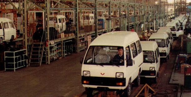 央视新闻联播比亚迪口罩,五菱口罩上央视新闻联播