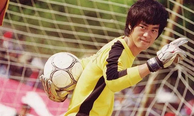 还记得《功夫》里的斧头哥吗？为儿子取名陈真，延续自己的武侠梦