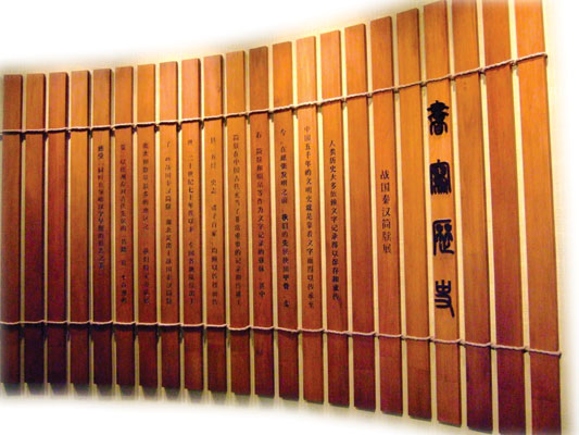 秦陵兵马俑为什么没有兵器 (秦兵马俑为什么不戴头盔)