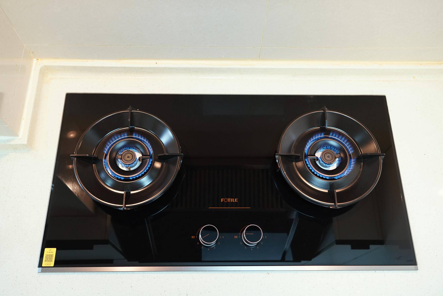 嵌入式燃气灶怎么防油污,嵌入式燃气灶如何选择炉头