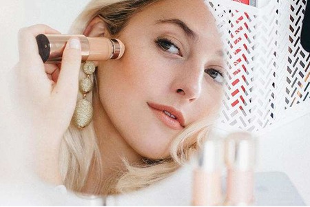 精妆联华:粉底液色号怎么选择,三个小方法教你选到合适颜色