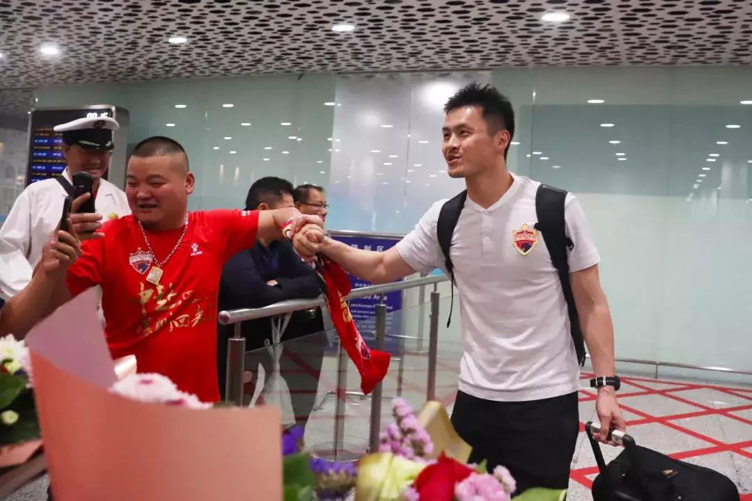 深足结束高原训练返深,深足第二现场球迷