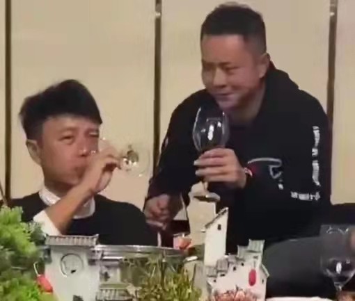 54岁李克勤为房贷被迫喝酒，携港姐嫩妻聚餐，透好声音不火原因