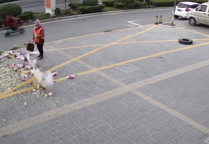 环卫垃圾倒在水果店,门店门口的垃圾桶环卫工人不给倒
