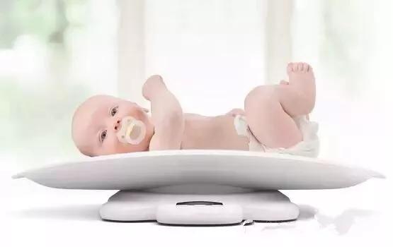 谢依霖水中分娩顺利产女晒宝宝,谢依霖在水下分娩过程