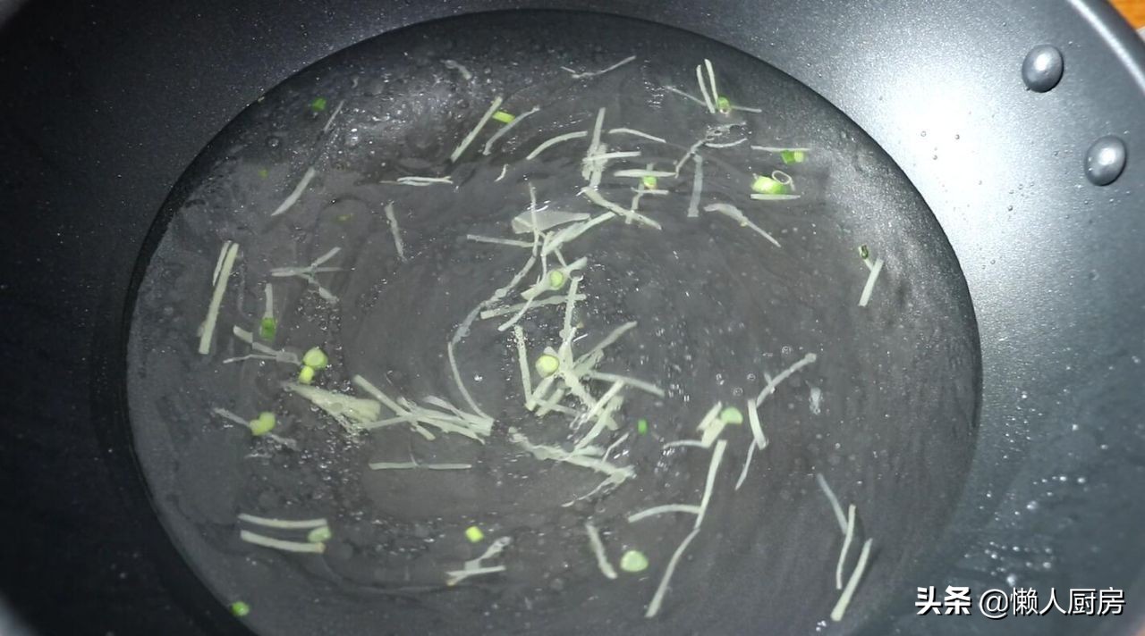 这是牛肉汤的懒人做法，肉嫩无腥味，好喝不油腻，味道香