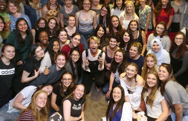 为什么欧美演员素质高,为什么欧美男演员普遍高大