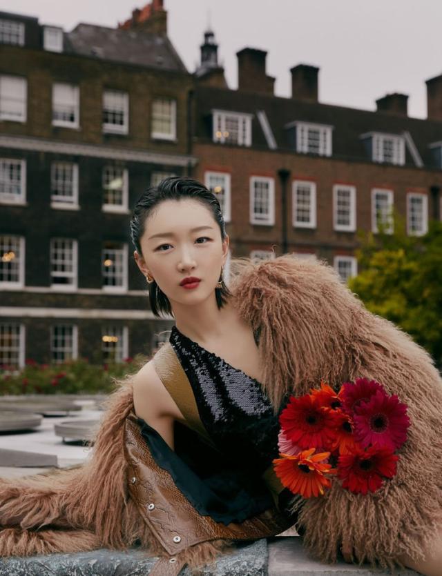 周冬雨穿黑色裤子走路带风,周冬雨在伦敦出席活动
